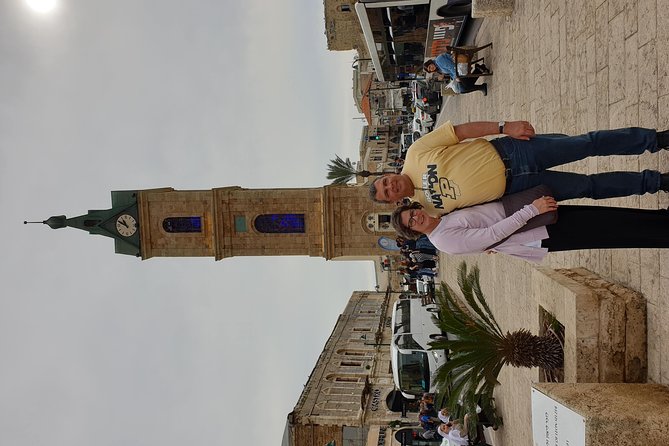 Privet walking tour in Tel Aviv-Yafo - The art market: a special stop with a narrow schedule