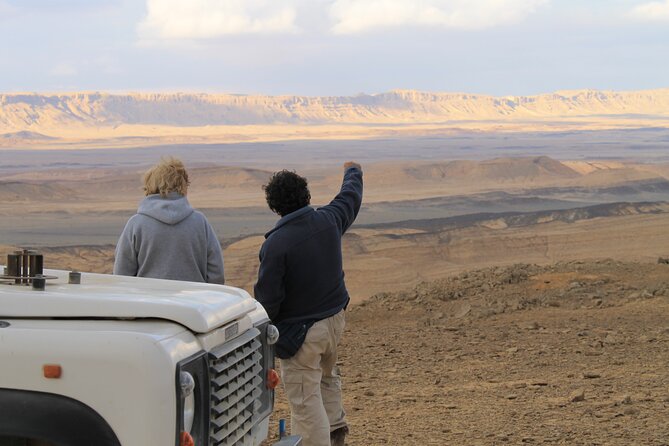 Sunset time Ramon Crater Jeep tour, bonfire and stargazing - Crossing the crater by private 4x4