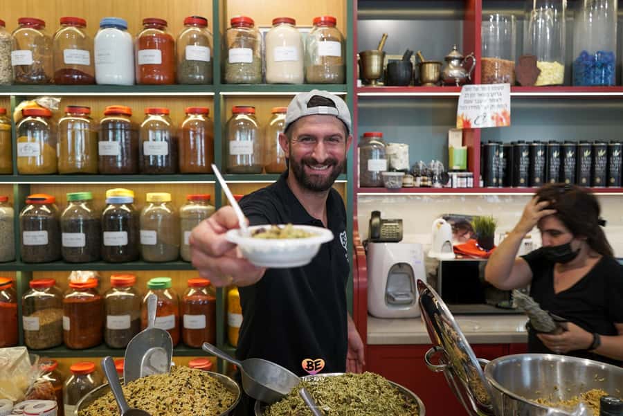 Tel Aviv: 2-Hour Levinsky Market Tour with Full Lunch - The guides are a major part of the value