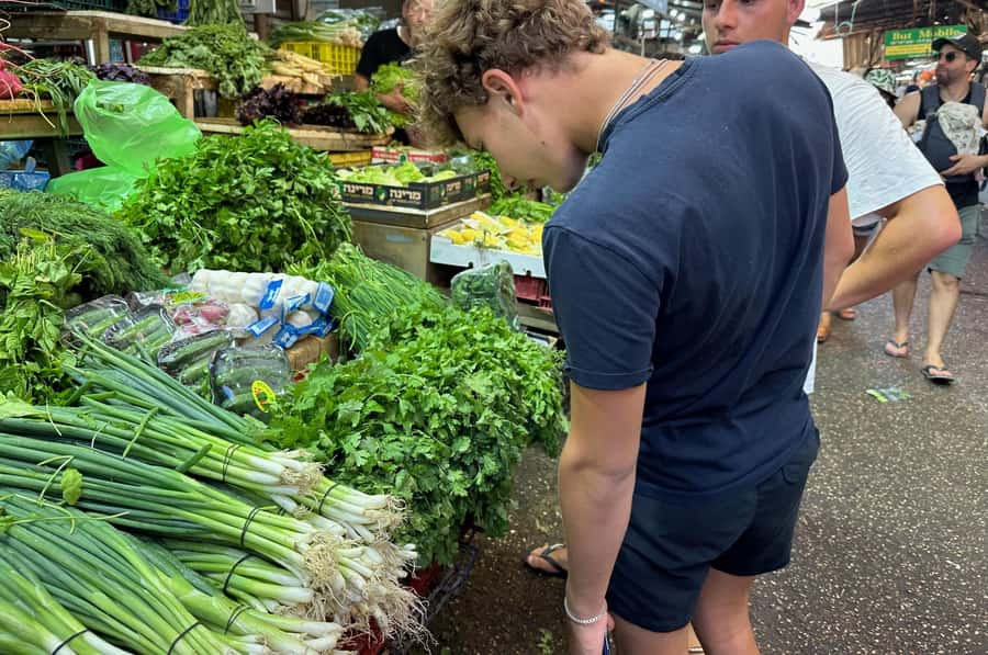 Tel Aviv: Carmel Market & Neighborhood Guided Walking Tour - From the market to Yemenite flavor and immigrant stories