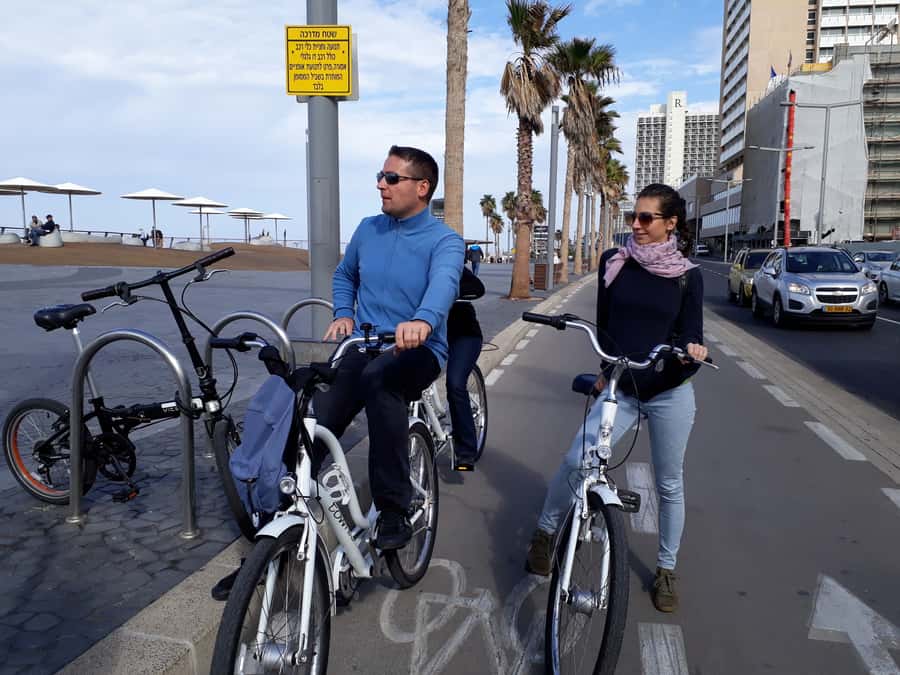 Tel Aviv: Private Bike Tour - From the promenade to the Tachana Compound